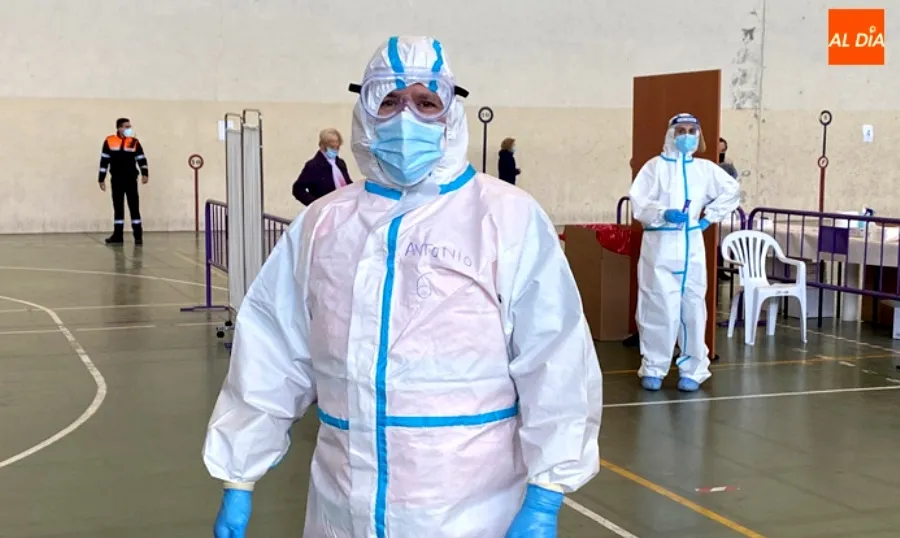 Sanitario en uno de los cribados masivos realizados en Peñaranda. Foto de archivo