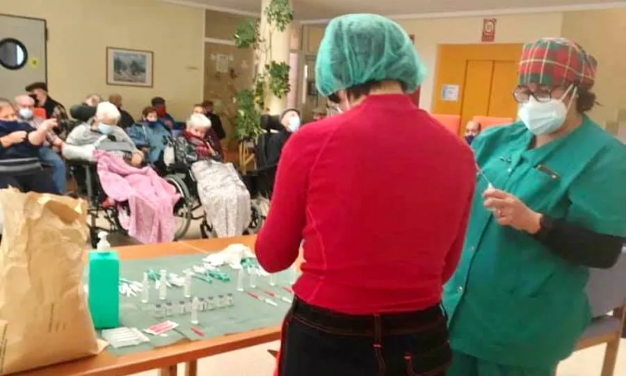 Vacunación en una de las residencias de la provincia de Salamanca. Foto de archivo