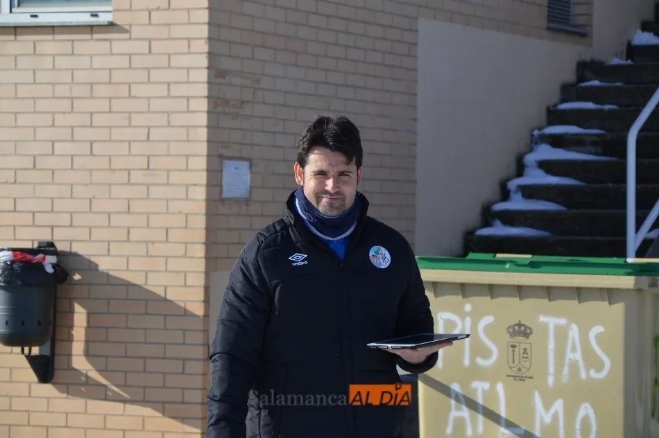 Escobar, a su llegada a Las Pistas con la tablet en la mano