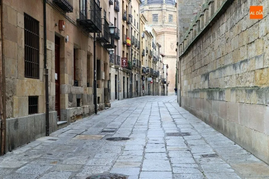 Calle vacía en el centro de Salamanca, donde el toque de queda pasa a las 20.00 horas, a partir de este sábado
