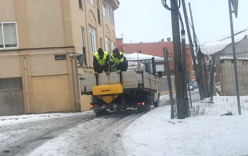 Más de 60.000 kilos de sal permiten recuperar la normalidad en Villares de la Reina