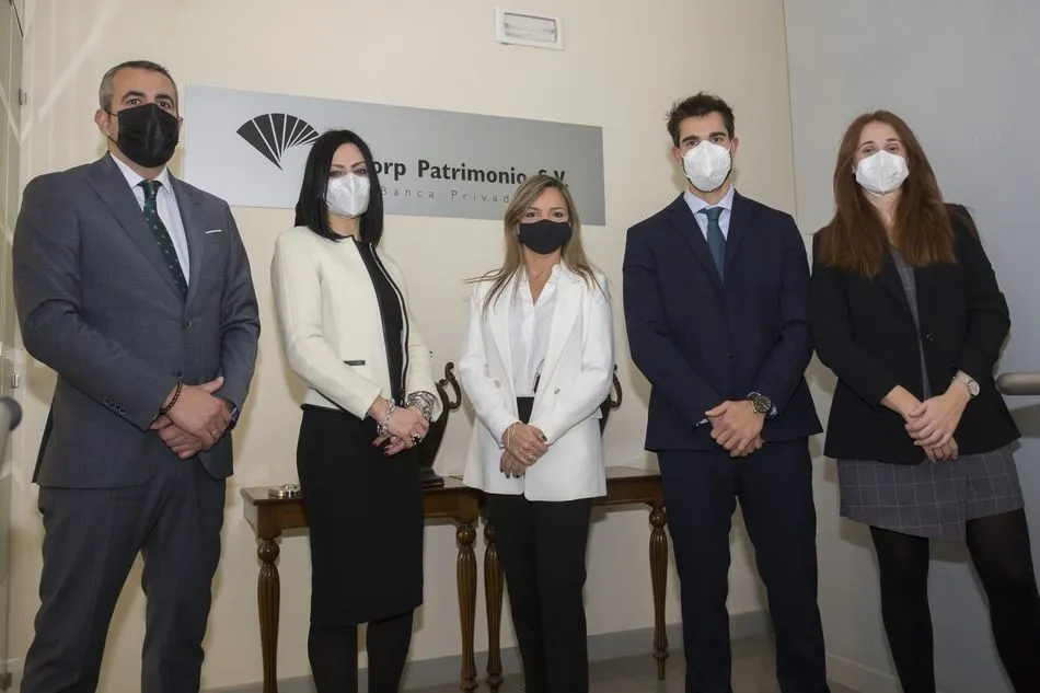 De izq. a dcha., Miguel Ángel Paz  (Director  de Inversiones de Unicorp Patrimonio), Lourdes Fernández de Córdoba,  Elena  Martín-Prieto,  Santiago  Javier  de la Plata y María José González.