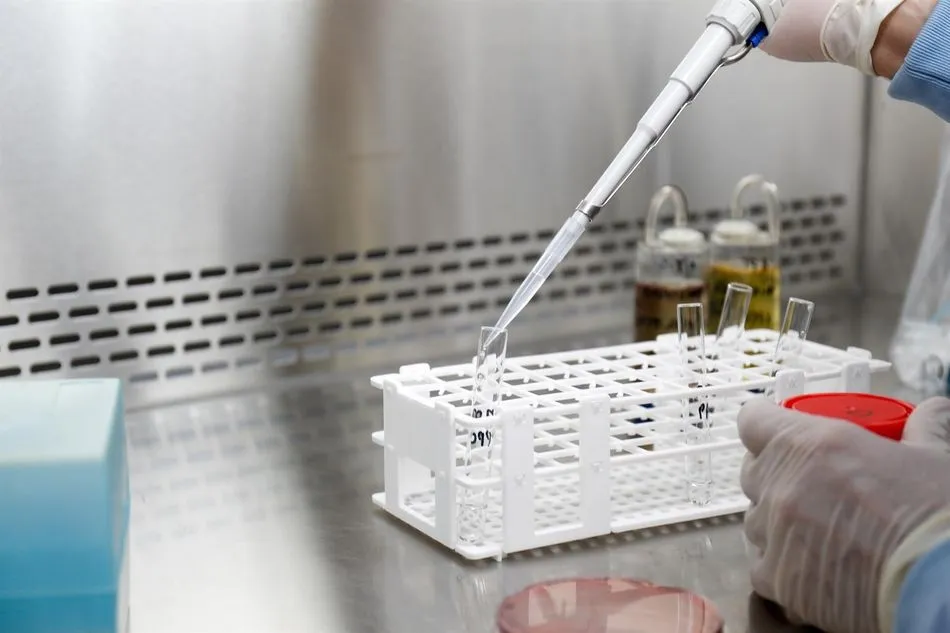 Imagen de archivo de un laboratorio donde se tratan muestras de coronavirus