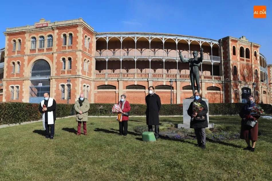Acto de homenaje a Julio Robles en plena pandemia - Lydia González
