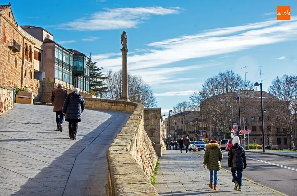 Varios grupos de personas paseando por la zona antigua de Salamanca