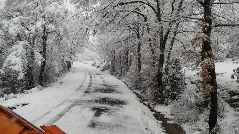El hielo y la nieve mantienen una carretera cortada y obligan a usar cadenas en otras cuatro en...