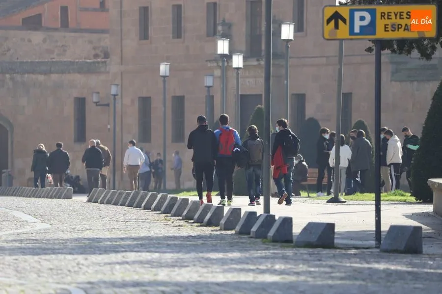 Viandantes en la plaza de la Merced. Foto de archivo