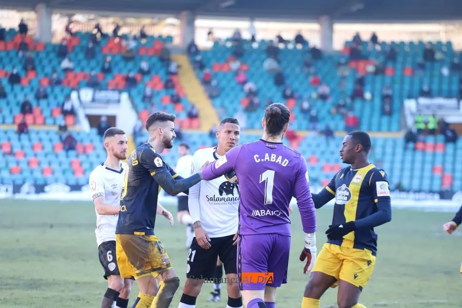 Puma se encara con Abad / Lydia González