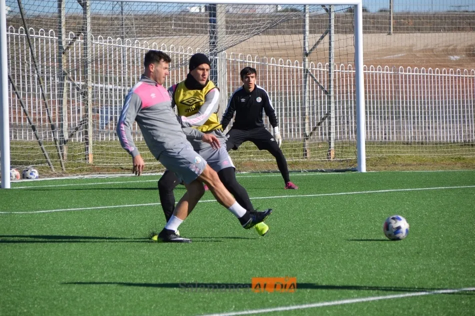Uxío realiza un pase ante la fuerte presión de Delorenzi / Carlos Cuervo