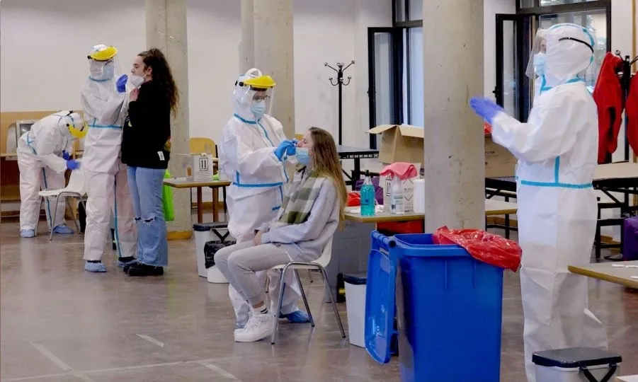 Seis equipos con tres sanitarios por cada uno se encargarán del proceso, cuyos resultados se conocen en un plazo de 30 minutos a partir de la extracción de muestras