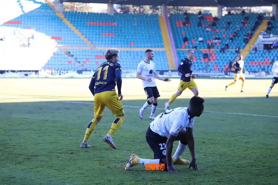 Anderson Arroyo, titular contra el Deportivo, se levanta del suelo