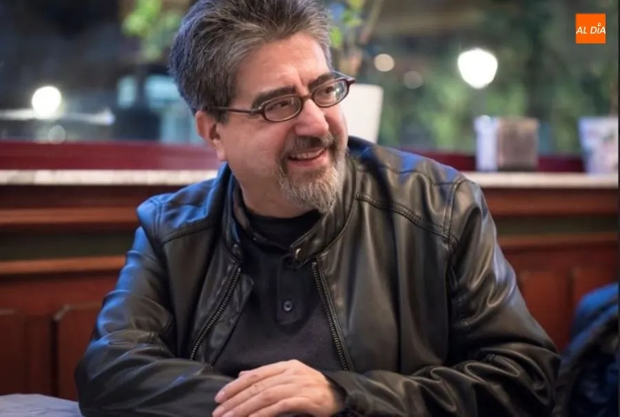 Luis García Jambrina durante un entrevista con Charo Alonso, colaboradora de SALAMANCA AL DÍA. Foto de Carmen Borrego