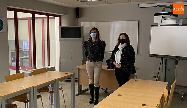 La alcaldesa de Peñaranda, Carmen Ávila, junto a la concejal de Educación, Fatima Manzano, en una de las aulas del CDS