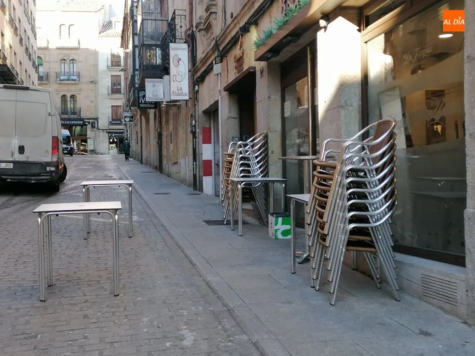 Exterior de un establecimiento de hostelería tras decretarse el cierre del interior de los locales