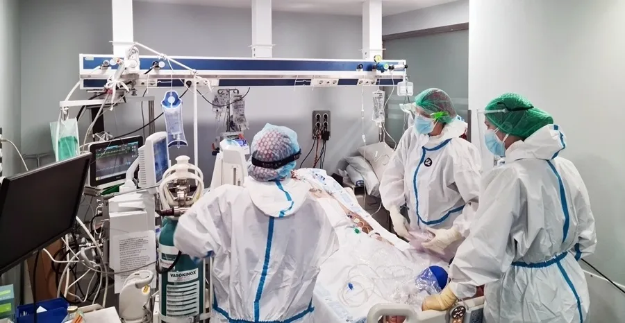 Sanitarios en la UCI del Clínico con uno de los pacientes covid
