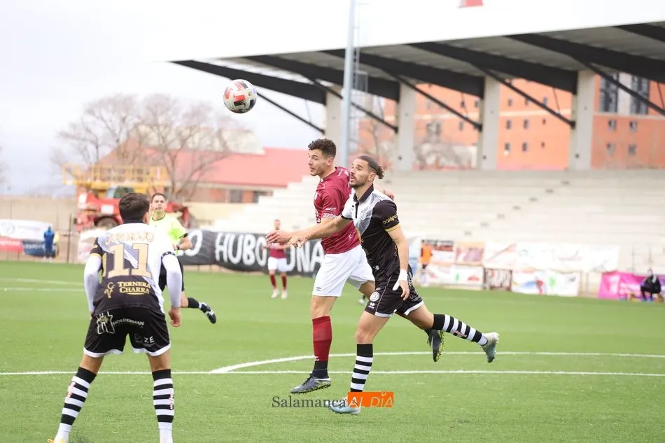 Uxío y Mario pelean por un balón