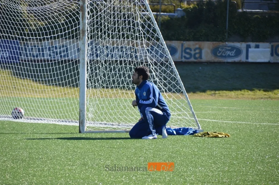Escobar observa a sus jugadores durante una sesión de entrenamiento