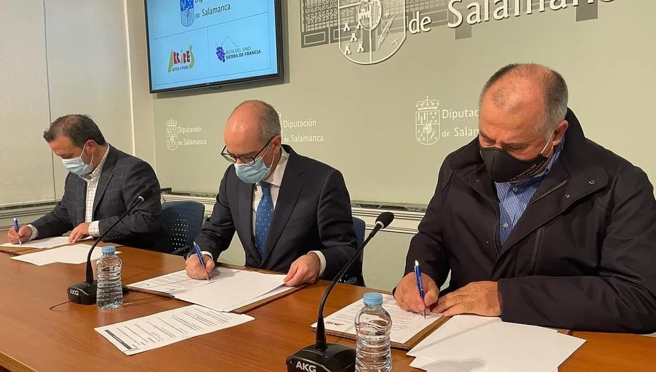 Momento de la firma del convenio con el presidente de la Diputación en el centro, Julián Martín en primer plano, y Javier García al fondo / DIPUTACIÓN DE SALAMANCA