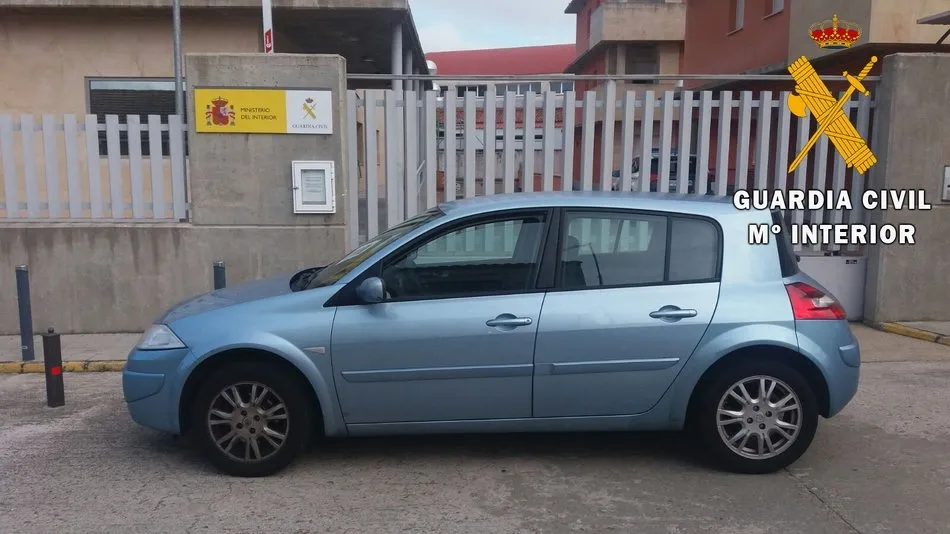 Vehículo con el que actuaban los detenidos, a la puerta del cuartel de la Guardia Civil de Vitigudino / FOTO: GC