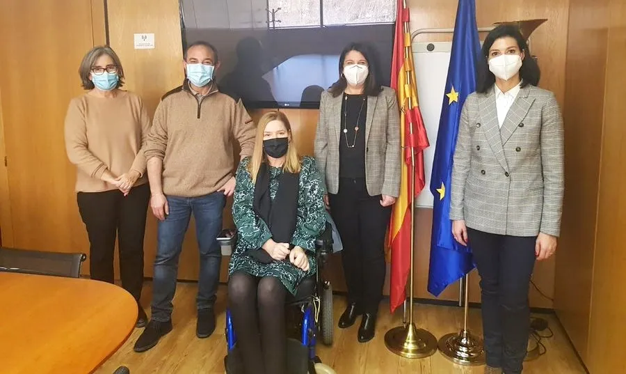 Toma de posesión de María Isabel Campo Blanco, en el centro, como nueva directora del CRE de Alzheimer de Salamanca