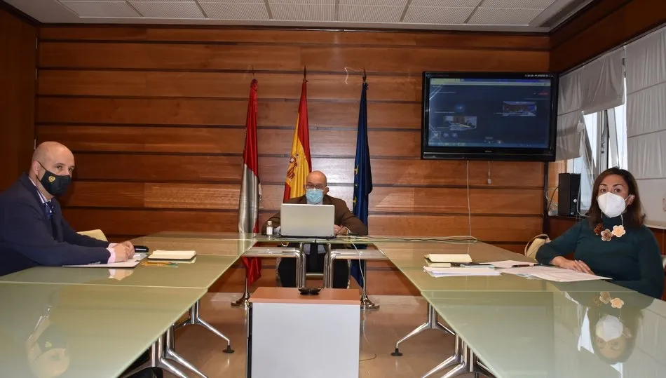 El consejero de Agrticultura al fondo durante la reunión telemática mantenida con la presidenta de la CHD