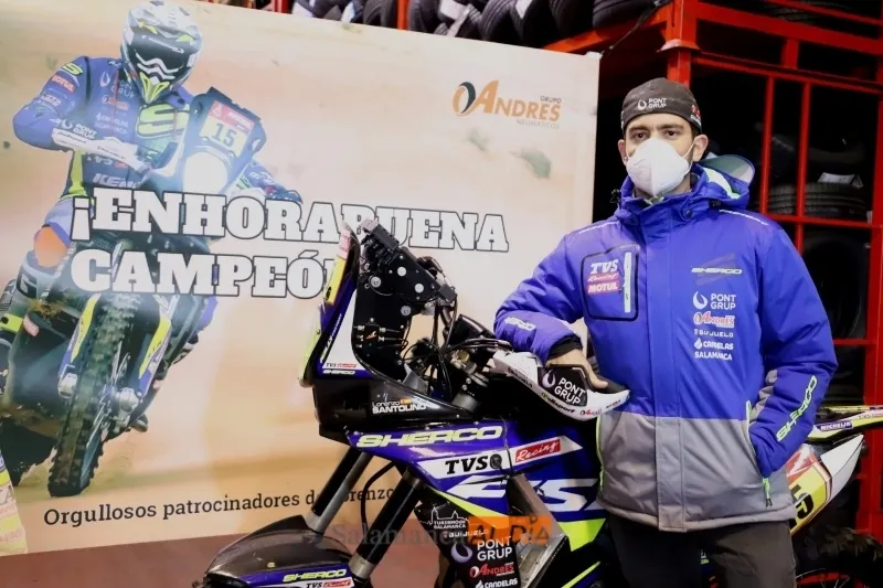 Santolino, en Neumáticos Andrés, tras el Dakar 2021 / Lydia González