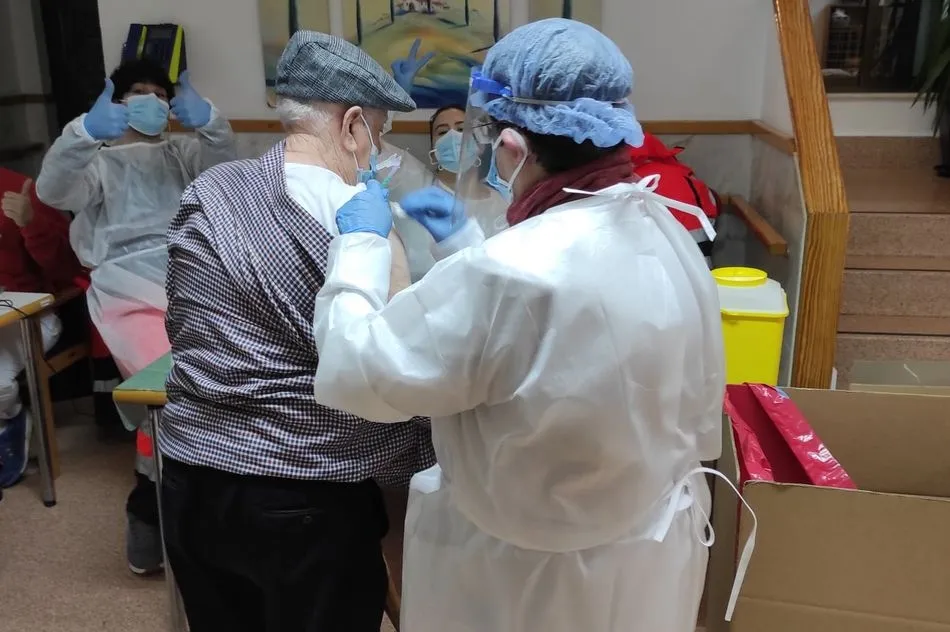 Emoción en la jornada de vacunación de las primeras dosis frente a la Covid-19 en la Residencia de Ledesma