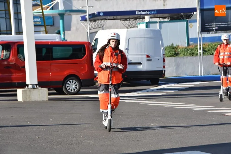 Una joven en patinete eléctrico