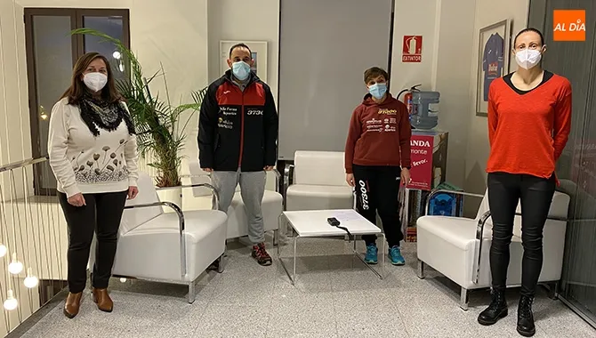 La alcaldesa Carmen Ávila, junto a la concejal de deportes, Pilar Garcia, y miembros del Club Triatlón 37300 presentaban el balance del Reto 3.000 kilómetros