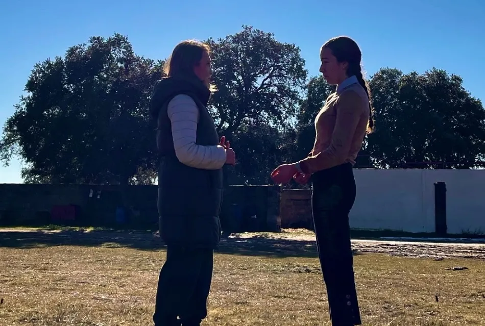 Cristina y Raquel: Maestra y novillera charlan en la ganadería de Valrubio en Salamanca tras una mañana de tentadero.