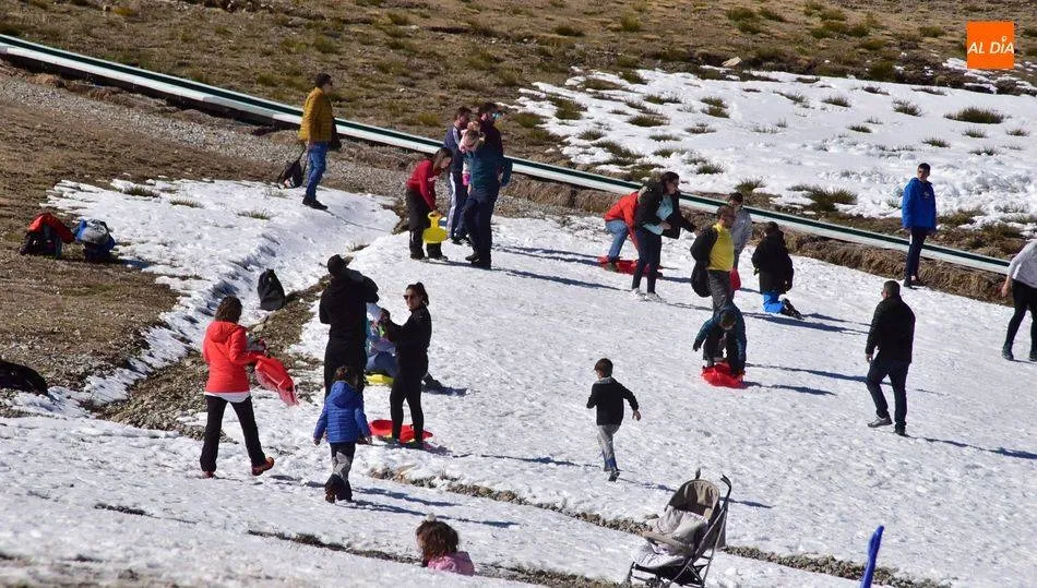 Foto de archivo de visitantes en la carretera de acceso a la Covatilla