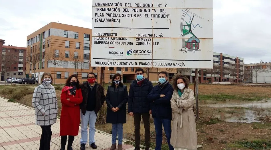 Los concejales socialistas en el Ayuntamiento de Salamanca, en la parcela del Zurguén destinada a este centro de salud, junto al secretario provincial del partido, Fernando Pablos
