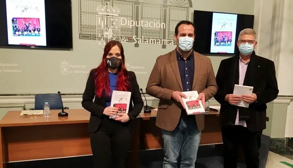 Inés Velázquez, autora del libro, junto al delegado del área de Cultura en la Diputación de Salamanca, David Mingo, y el director del Instituto de las Identidades de Salamanca, Juan Francisco Blanco. Foto IDES