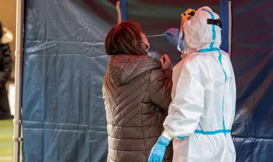 Los trabajos de toma de muestras, análisis y registro continúan hoy en el pabellón Unamuno. Foto USAL