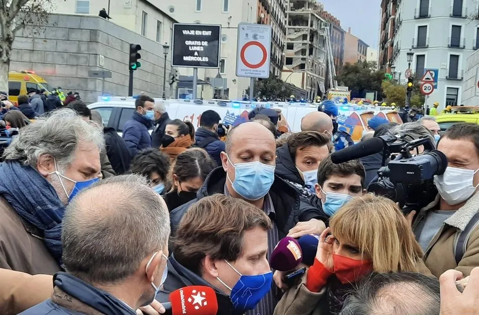 El alcalde de Madrid ateniendo a los medios de comunicación en las inmediaciones del suceso. Foto: EP