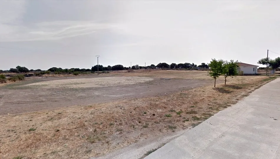 Terrenos municipales dispuestos para su venta, y al fondo a la derecha, el consultorio local / GOOGLE MAPS