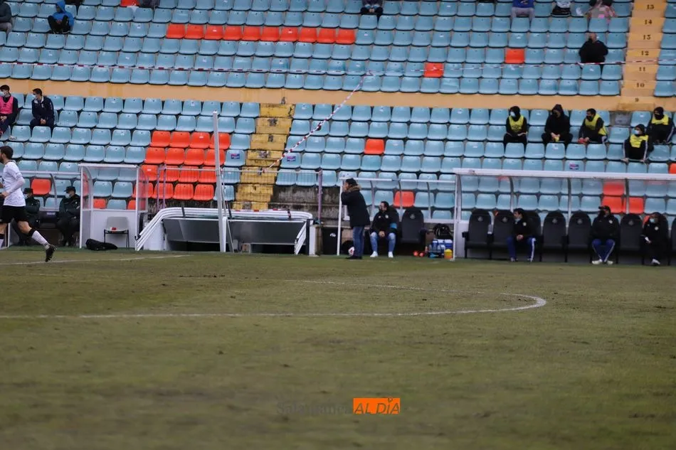 Escobar da órdenes / Lydia González