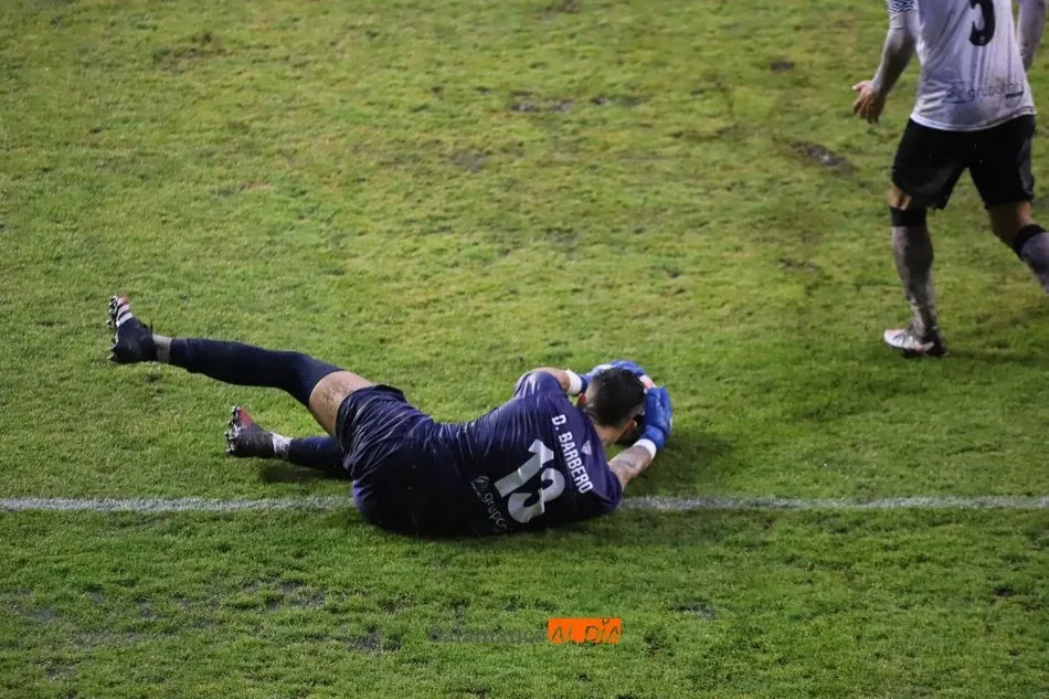 Dani Barbero ataja un balón en el Salamanca UDS - Compostela / Lydia González