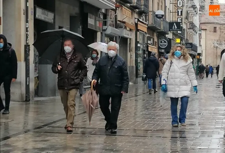 Viandantes en el centro de Salamanca. Foto de archivo