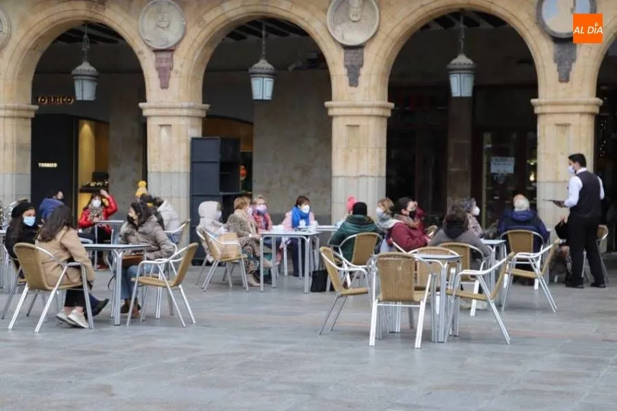 Terrazas en la Plaza Mayor de Salamanca. Foto de archivo