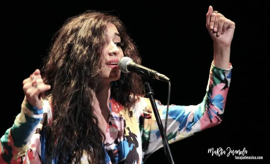 Una de las actuaciones de Bego Salazar, cantaora salmantina. Foto de Marta Juanola (lacajadmusica.com)