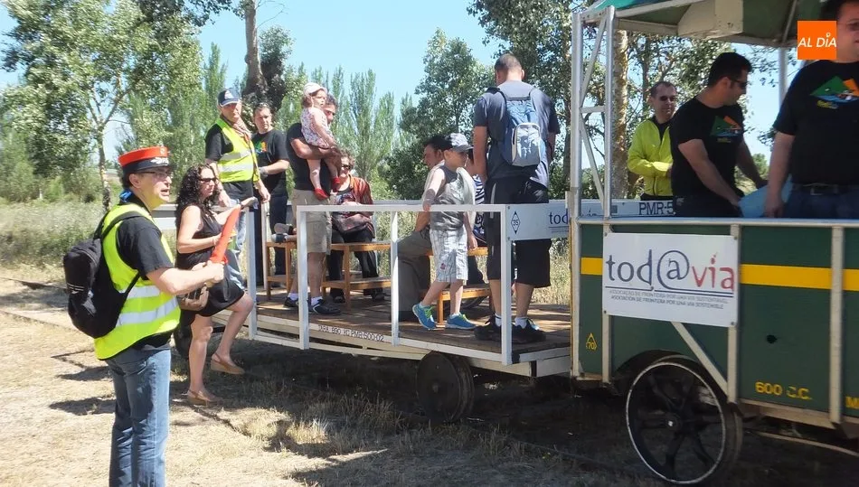 Uno de los vehículos ligeros que la Asociación Tod@vía propueme para circular por la vía férrea / E. Corredera