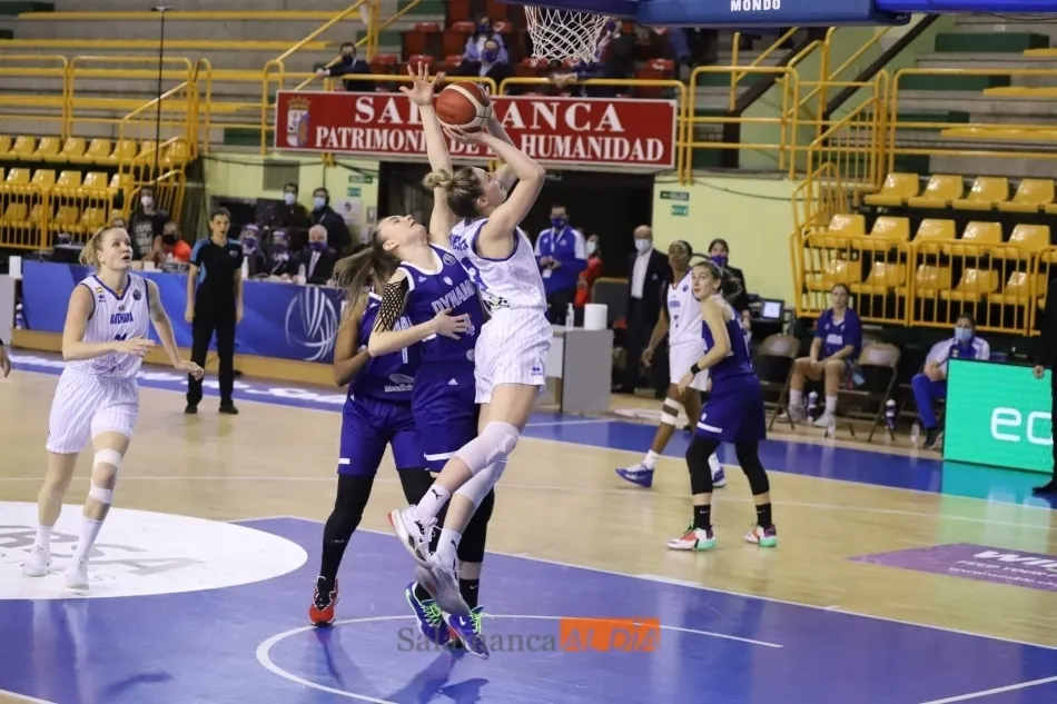 Katie Lou Samuelson, la estrella del partido, realiza un tiro a tabla con una defensora encima / Lydia González