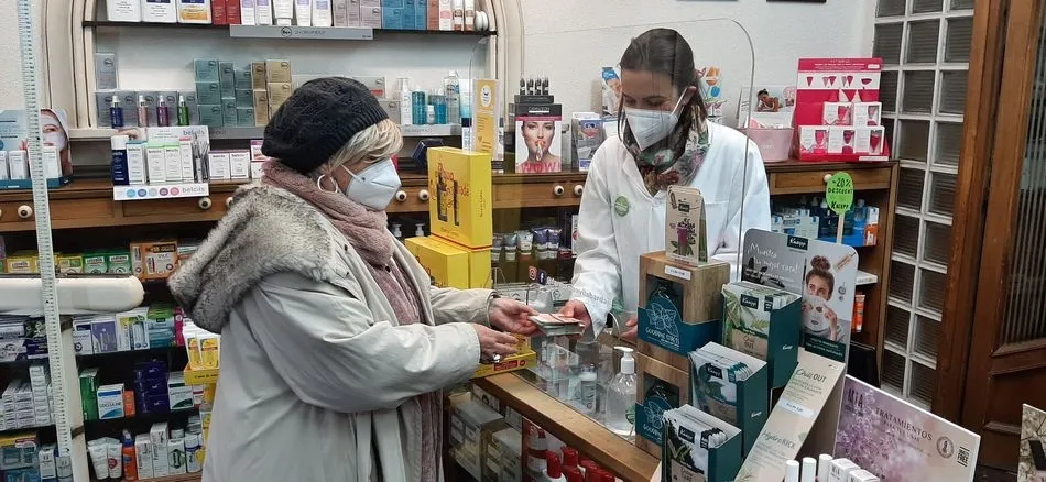 La subdelegada del Gobierno, Encarnación Pérez, entregando algunas de las guías - S. de Gobierno Salamanca