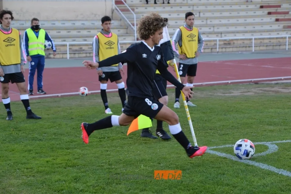 Alemán lanza un córner en Las Pistas