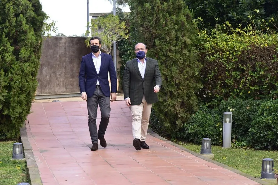 El líder del PP, Pablo Casado, y el presidente del PP catalán, Alejandro Fernández - David Oller - Europa Press