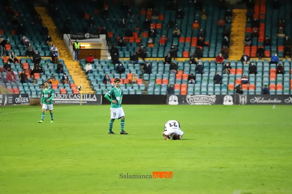 El Puma Chávez, tendido sobre el césped en el partido con el Coruxo de la primera vuelta
