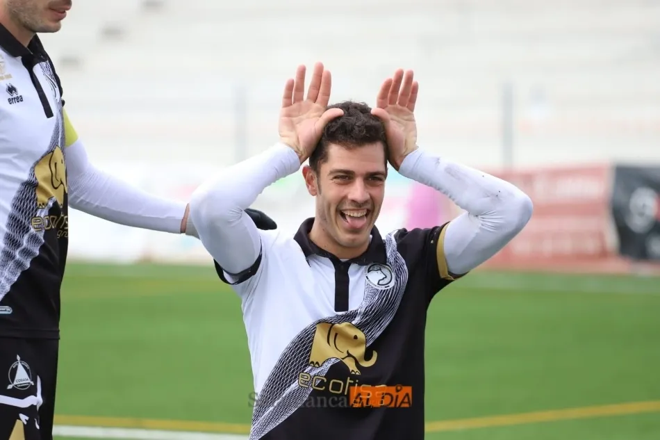 Aythami Perera celebra su gol desde los 11 metros / Lydia González