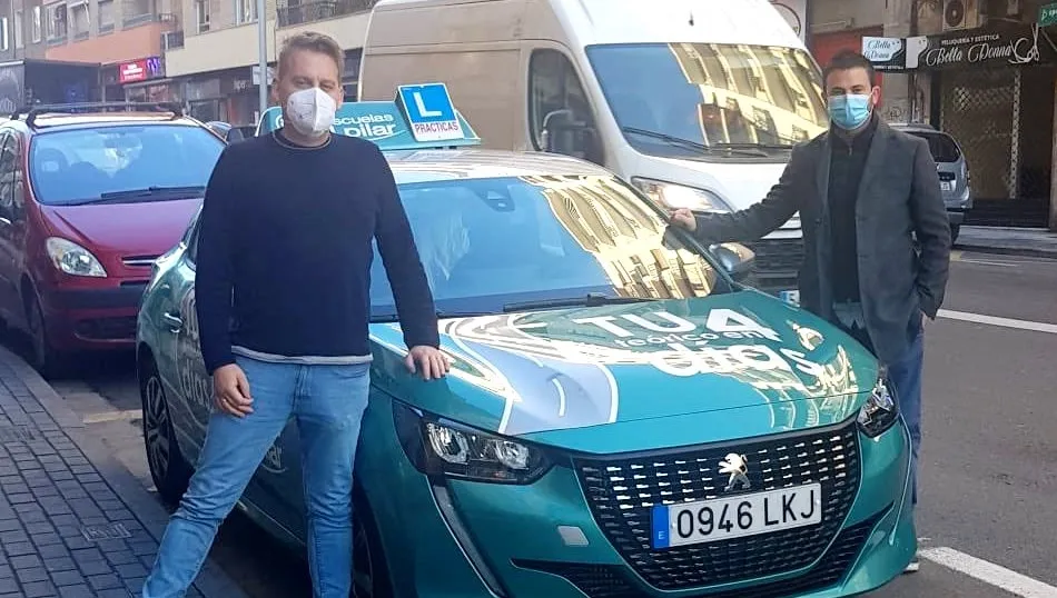 Antonio Rollán, a la derecha, director gerente de Autoescuelas El Pilar