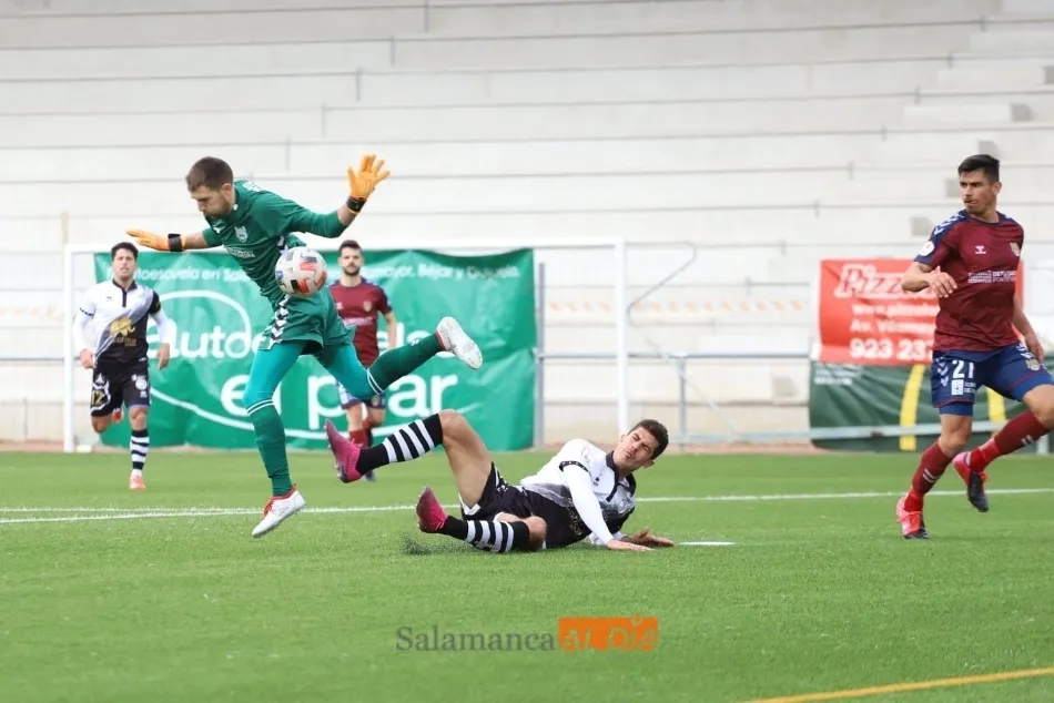 Aythami pelea por un balón con Mario